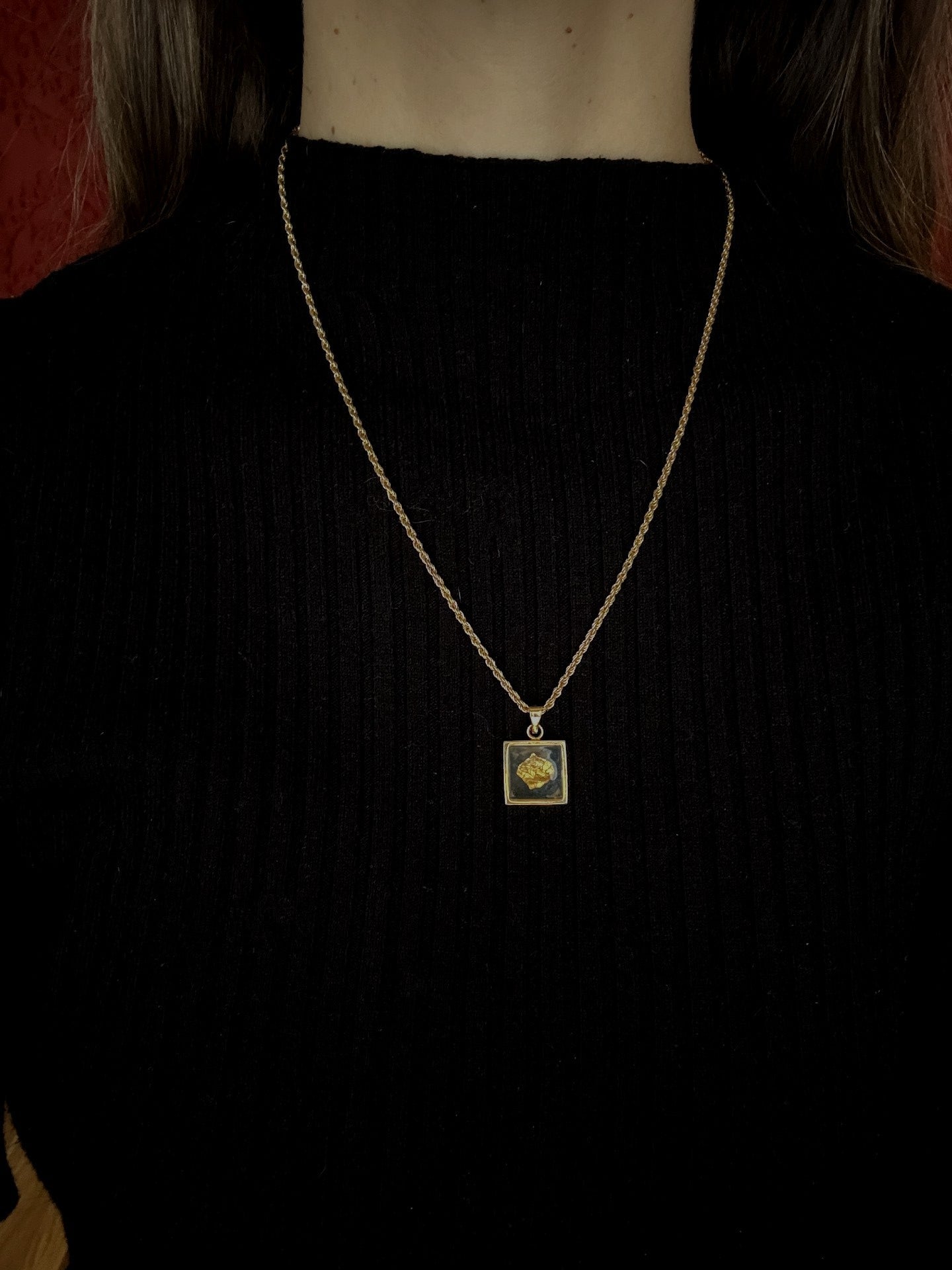 ✨ Gilded Frame Square Necklace