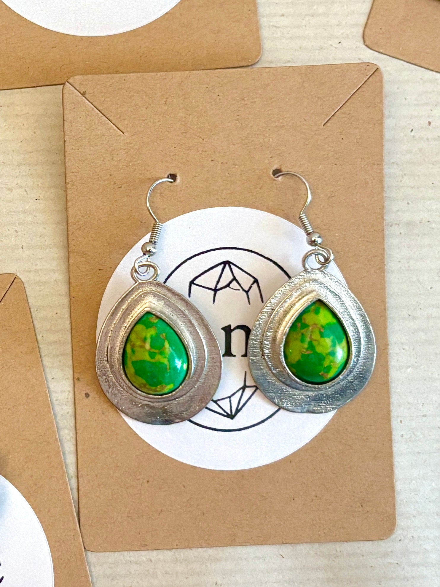 Teardrop-shaped earrings with green stones 